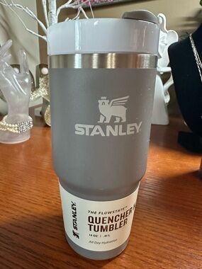 Stanley Gray and White FlowState Tumbler 14 Oz